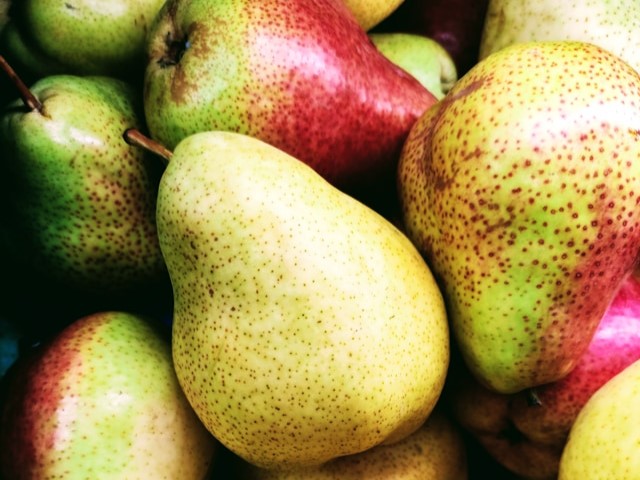 Green and red pears by Lovelli Fuad on Unsplash.