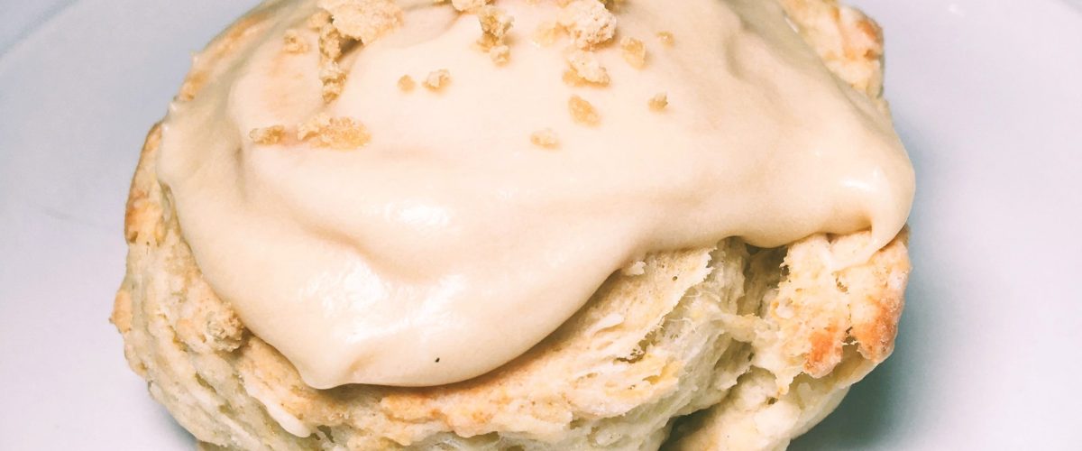 Maple swirl which is like a cinnamon bun but with maple and topped with maple cream icing .