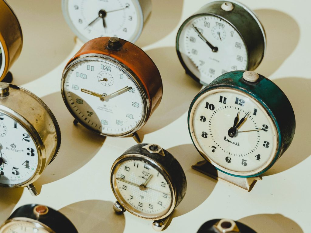 Vintage analog alarm clocks in different colours by Tima Miroshnichenko on Pexels.