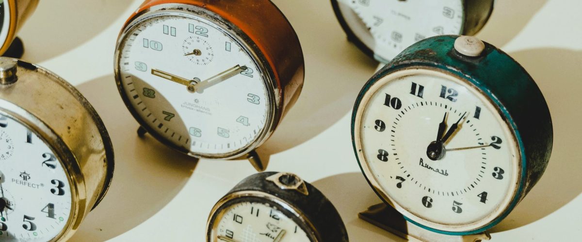 Vintage analog alarm clocks in different colours by Tima Miroshnichenko on Pexels.