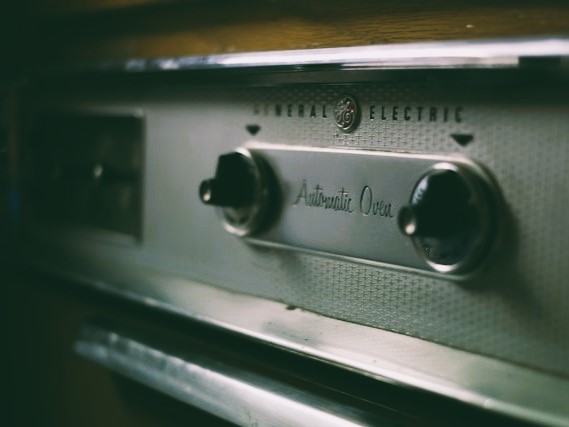 Oven dials on a vintage GE oven by Steve Gale on Unsplash.