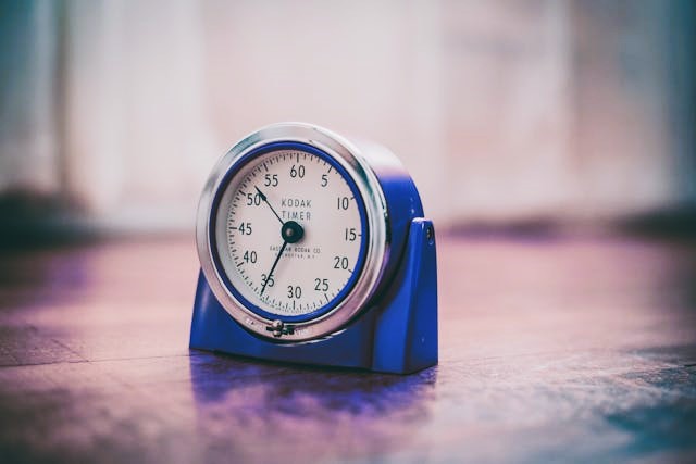 Blue Kodak kitchen timer by Chitokan C. on Pexels.